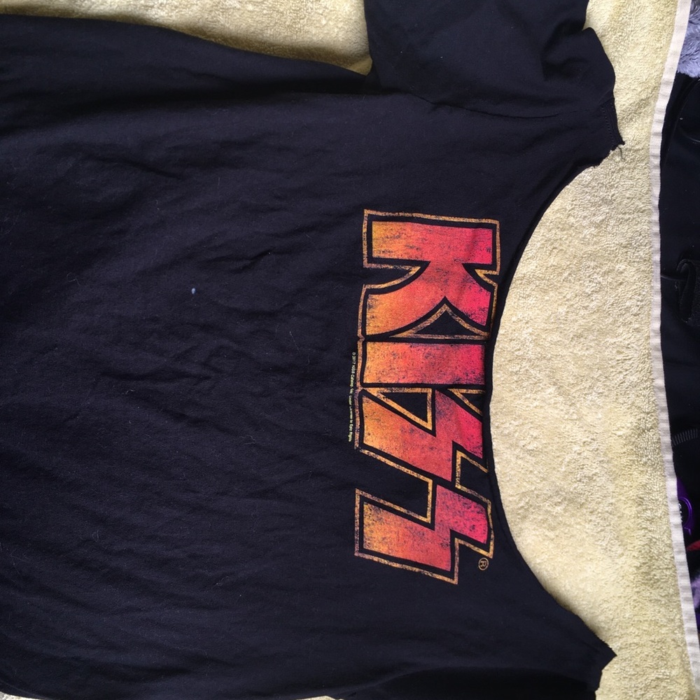 Kiss off the shoulder tee